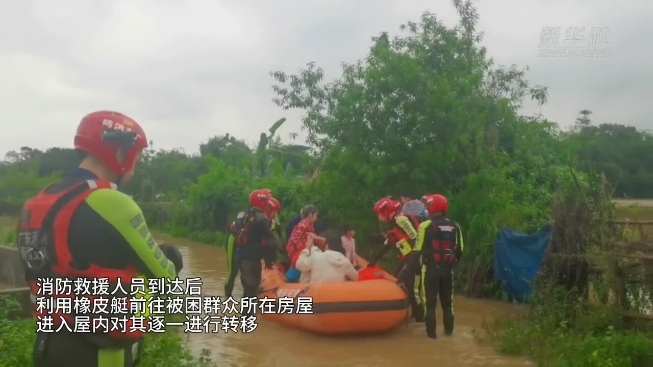 广东英德:暴雨引发内涝 消防转移数名受困群众