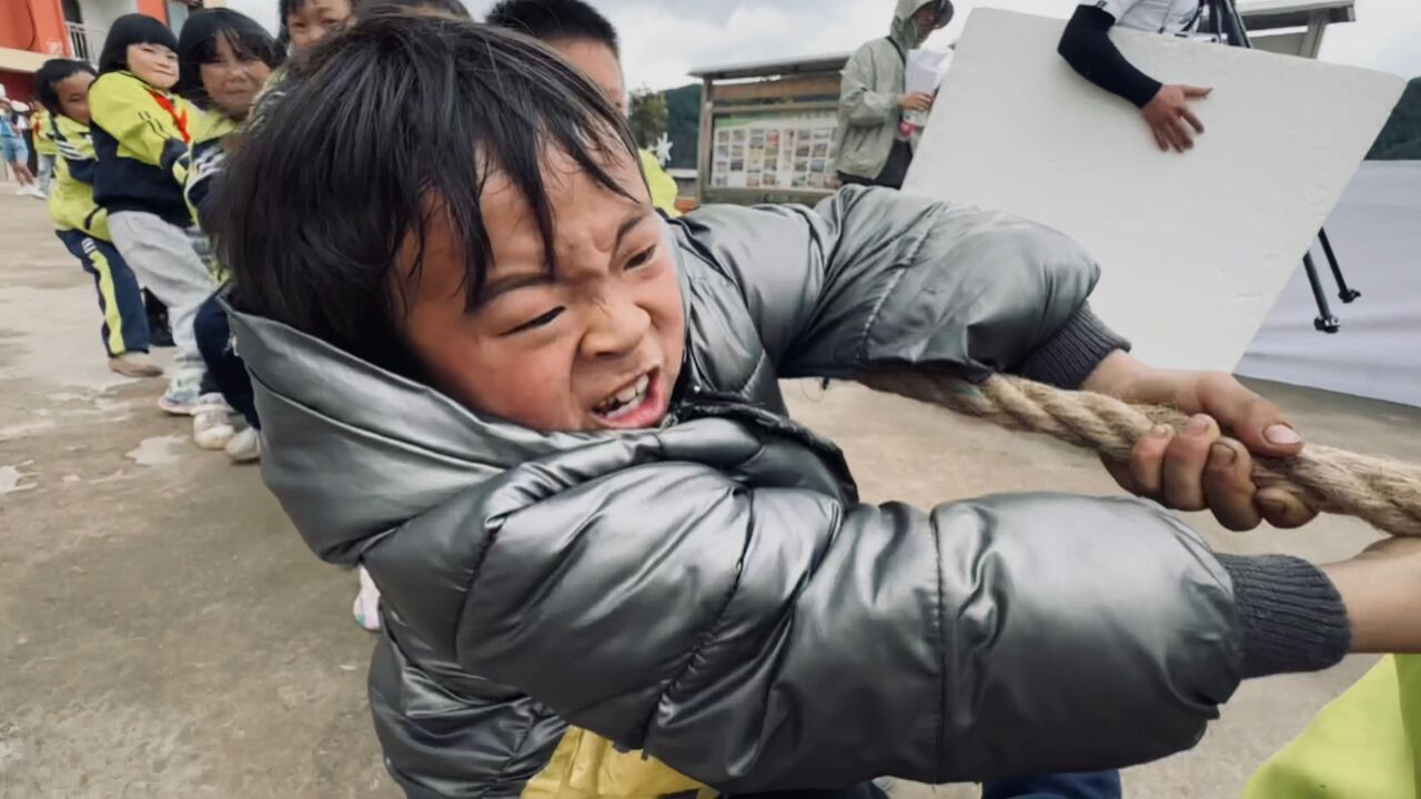 希望天下每个孩子都有一件漂亮的帽衫