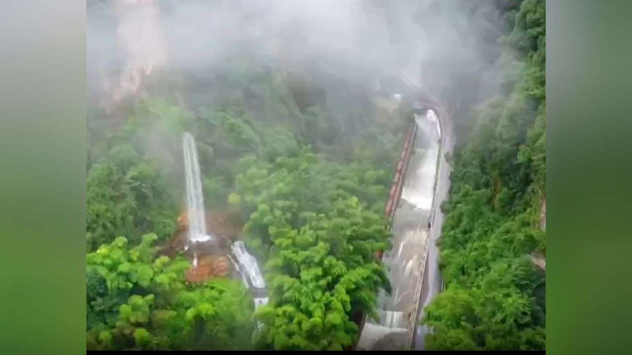 张家界宝峰湖:夏日雨后云雾飘渺似仙境