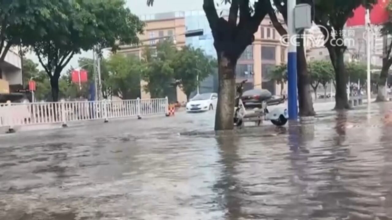 广西贺州多地遭遇强降雨,:强降雨来袭,城区内涝,消防紧急抢救