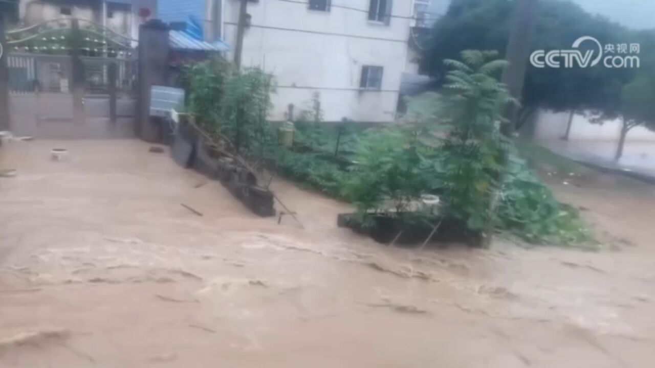 多地强降雨持续,直击抢险救灾第一线,安徽绩溪:暴雨致水位突涨,紧急转移被困村民