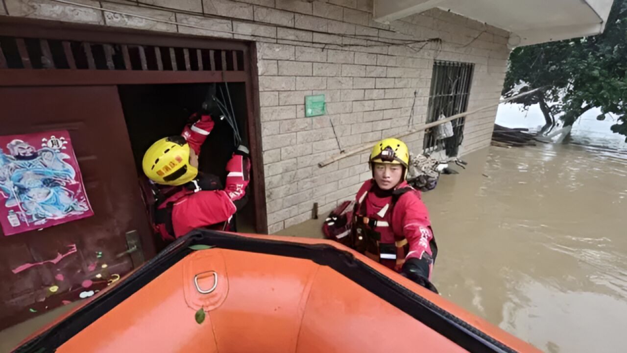 重庆垫江县大暴雨致6人死亡:部分路段积水深度约2米,有店铺被淹损失百万