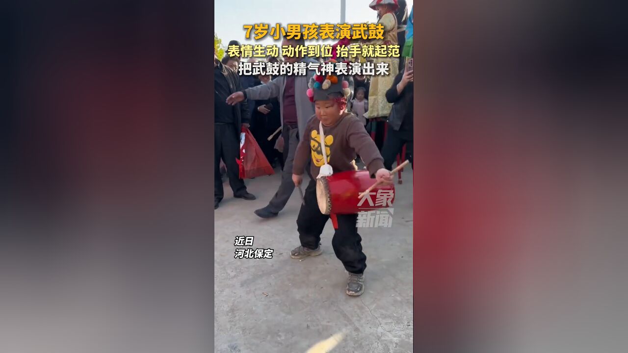 7岁小男孩表演武鼓,表情生动,动作到位,抬手就起范