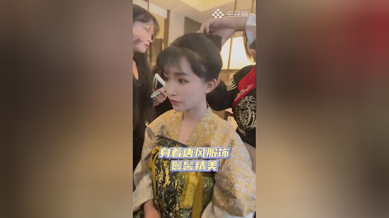 近日,李子柒 穿汉服惊艳亮相中国汉服之夜