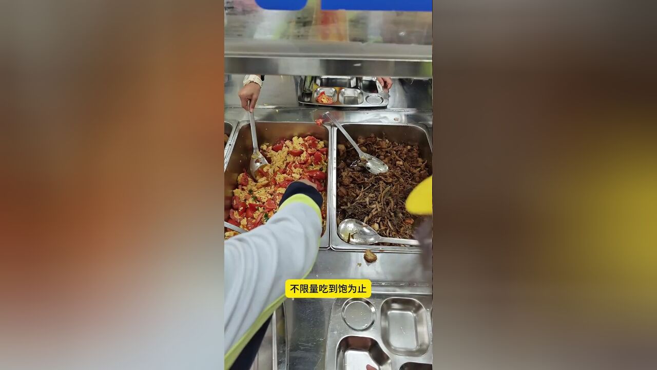 宁波一小学推出10元自助午餐:6个菜1个汤还有水果,校长老师和孩子在同一个食堂吃同样的饭菜.