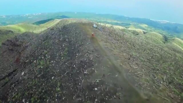 城市街道已不够施展魅力 随史蒂夫史密斯体验火山口速降