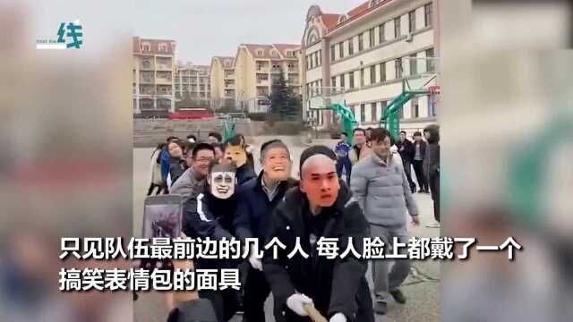 笑死人不偿命!海洋大学学生戴搞笑表情包面具拔河