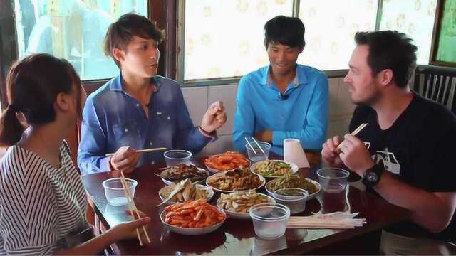 神奇的菱角竟就直接长在水上,而且摘下来就能吃