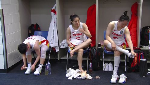 中国女篮赛后更衣室：如释重负有说有笑 还不忘模仿一把教练