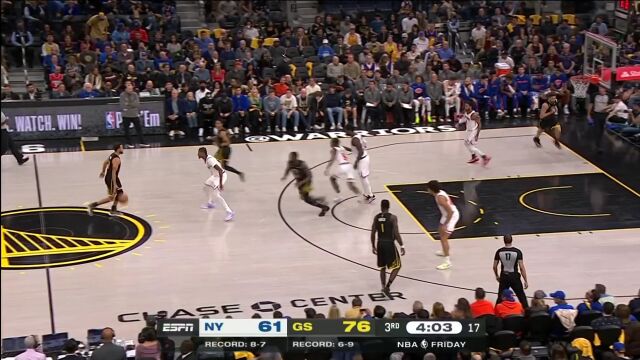 默契十足！库里仙人指路妙传格林暴力虐筐