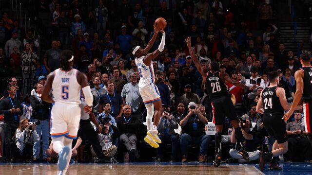 绝杀之王正面较量！利拉德拉杆绝平 亚历山大完美压哨球进灯亮