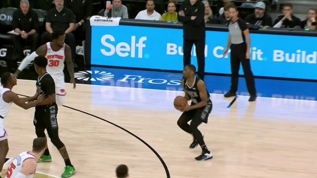 完全无视防守 布兰纳姆迎着兰德尔轻松命中三分