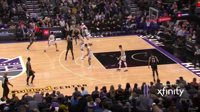 开场先声夺人 福克斯脚踩莲花突破双臂炸筐