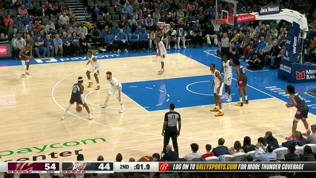 撤步甩狙胸有成竹 亚历山大外线压哨三分正中靶心