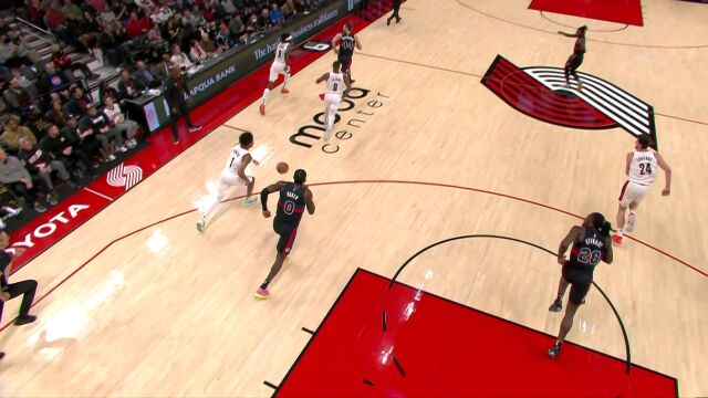 小伙子真能飞！西蒙斯高空传导尤班克斯顺势起飞双臂暴扣炸筐