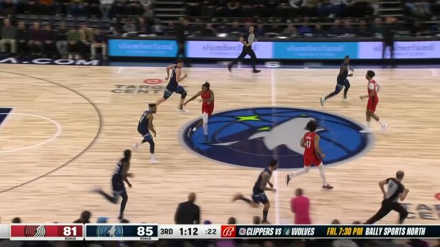 队友全部起身欢呼 普林斯连过三人反手上篮惊艳全场