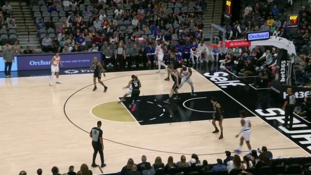 假动作骗过防守 奎克利晃懵约翰逊轻松打成2+1