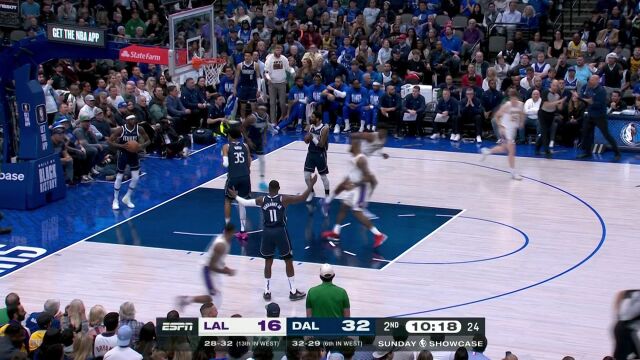 一把辛酸泪！詹姆斯杀入篮下自投自抢打板命中