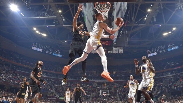 NBA·残阵勇士120-114力克骑士