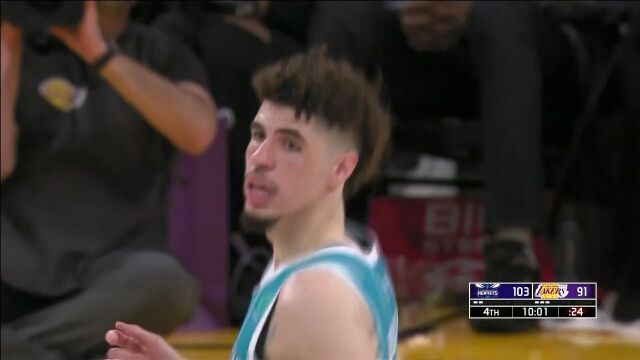 手感相当柔和！鲍尔突破反手上篮神似朱利叶斯-欧文