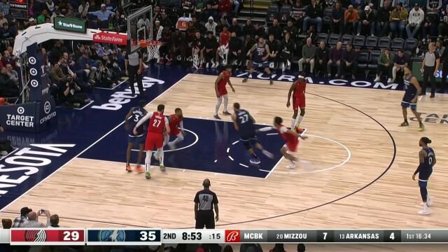 身高臂长占尽优势 戈贝尔强势冲击禁区双臂炸筐