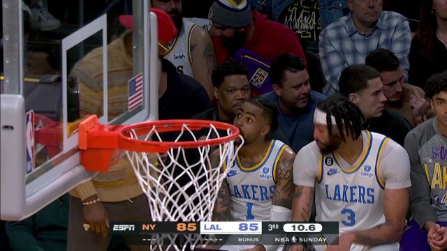 不打球的同志让一让！拉塞尔占座老詹与浓眉聊战术