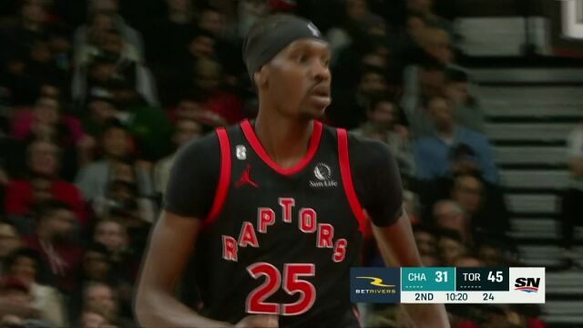 弗林吸引火力送出助攻 布切尔面对空篮轻松扣篮得手