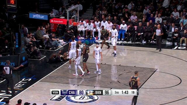 杜兰特上篮偏出 马勒东千里走单骑快攻一条龙还击