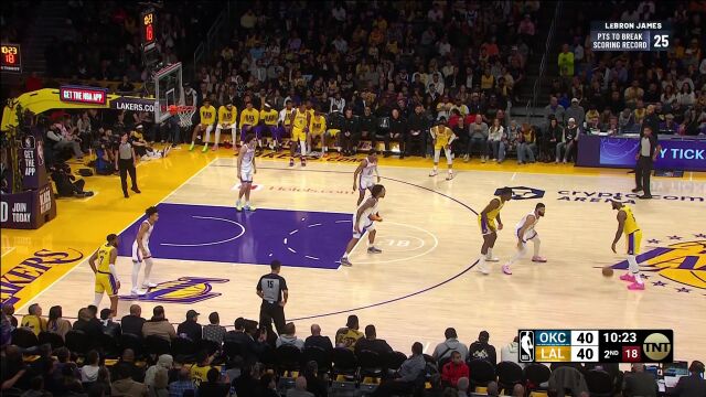 好丈夫好父亲！詹姆斯的母亲与妻子亮相场边 母亲高举手机时刻记录