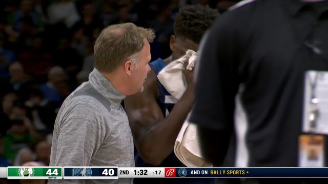 爆队友这事都与绿军有关？ 麦克丹尼尔斯防守不慎拍到华子面部