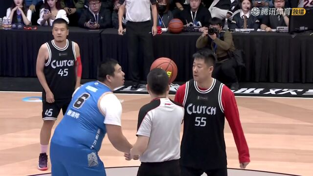 开场跳球就如此戏剧化 大东身高碾压 李克摸不到球