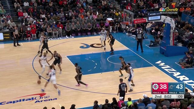 主场观众是否想起了那段青春岁月 沃尔里突外投连拿4分还妙传队友暴扣得手