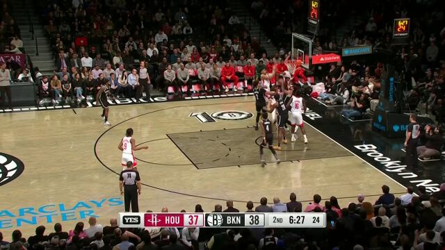 伊森力压众人抢板送出妙传 加鲁巴内线接球出手打板命中