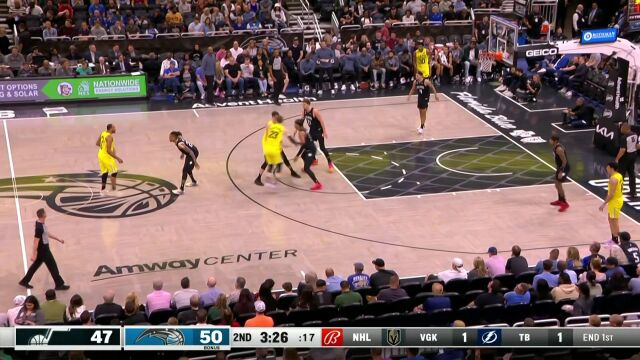 借助双掩护直接杀往禁区 马尔卡宁单臂重扣如泰山压顶