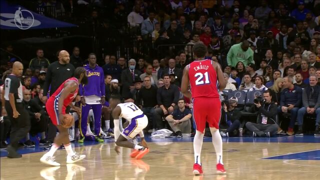 脚步轻点晃开对手 哈登大号三分迎着施罗德打进3+1