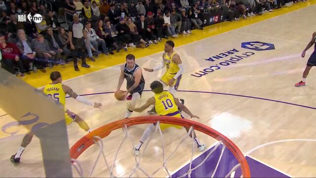 真真假假虚实难测！东契奇迷幻突破直接扣篮得手