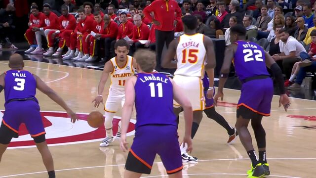 空中玩起二人转 特雷杨冲入篮下补篮打成2+1