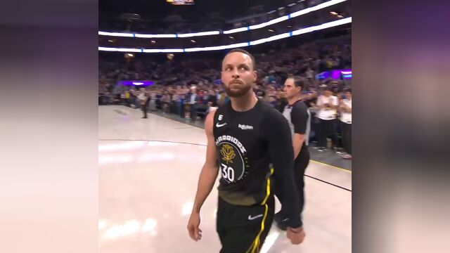 库里加时赛命中三分之后露出凶悍表情