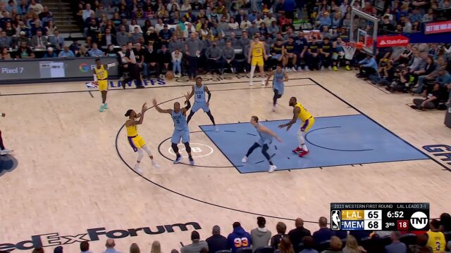 默契值满分！拉塞尔空配连线詹姆斯强扭身体打进两分