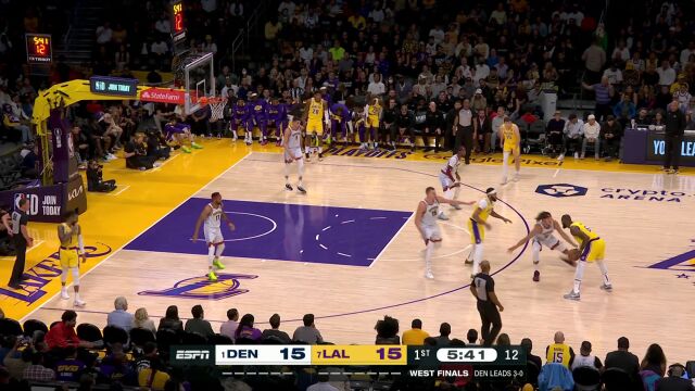 詹姆斯三分线外想传空接直接传进篮筐 彭磊：这是天外飞仙啊