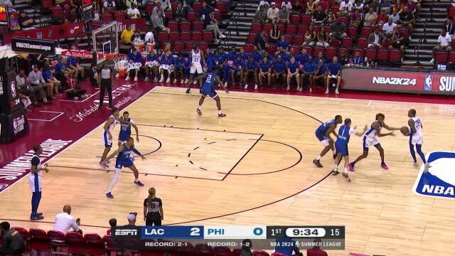 斯普林格持球强攻 顶开防守打板上篮打成2+1