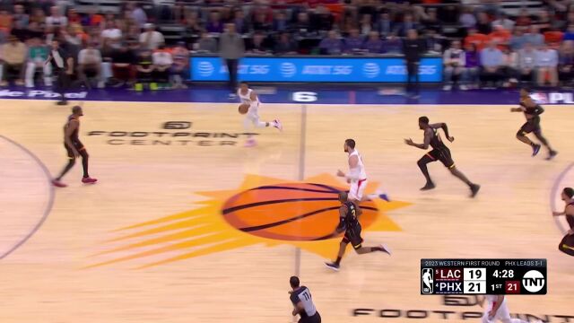 不慌不忙运筹帷幄 威少突破连线祖巴茨轻松拿下两分