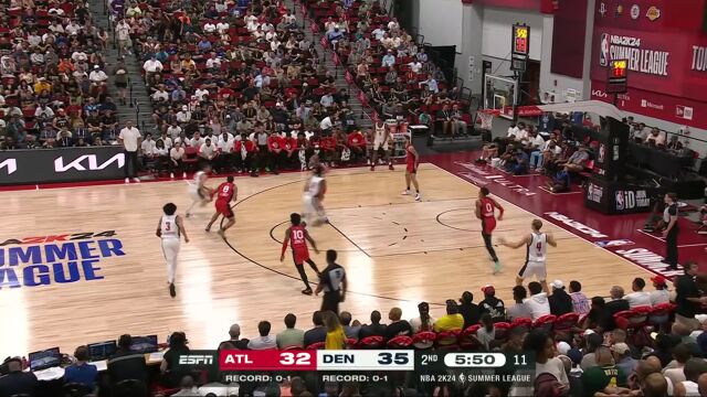 诺里斯机警抢断送出助攻 乔伊纳顺势起飞滞空上篮打成2+1