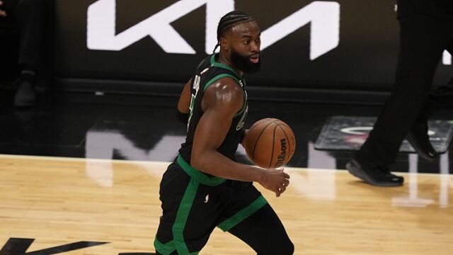 布朗vs热火集锦 17投6中得到12分6篮板难阻失利