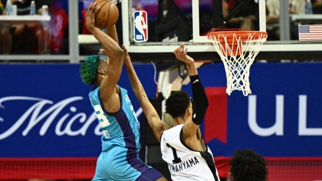 欢迎来到NBA！凯-琼斯强势抢戏空接隔扣文班亚马