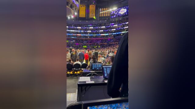 助威老大哥？欧文来到现场观战湖人G6比赛