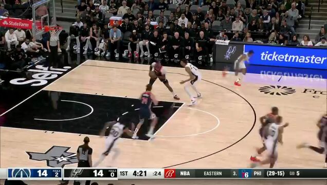 底盘太高有时也不太好 文班运球失误库兹马腾空暴扣气势如虹