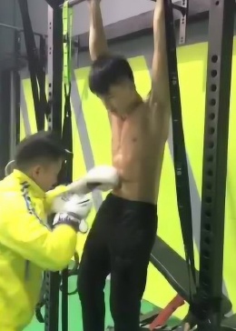 搏击少年训练腹肌抗击打能力，看起来很厉害的样子！