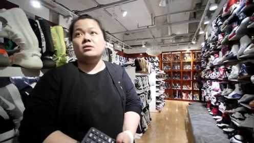 国外小伙在北京秀水街买假鞋 跟大姐全程高能英语交流