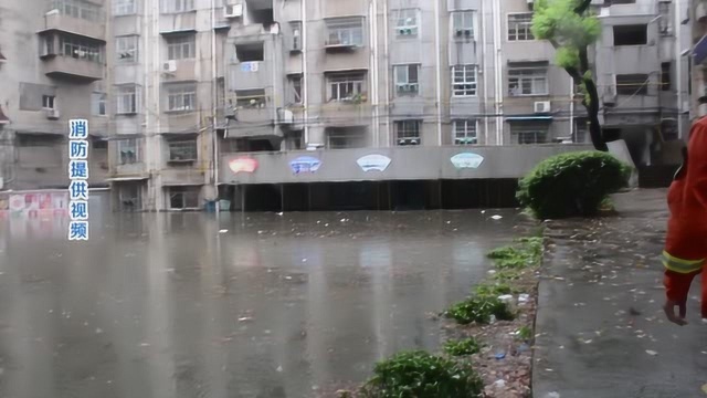 大冶:短时强降雨致城区内涝,消防紧急转移群众!